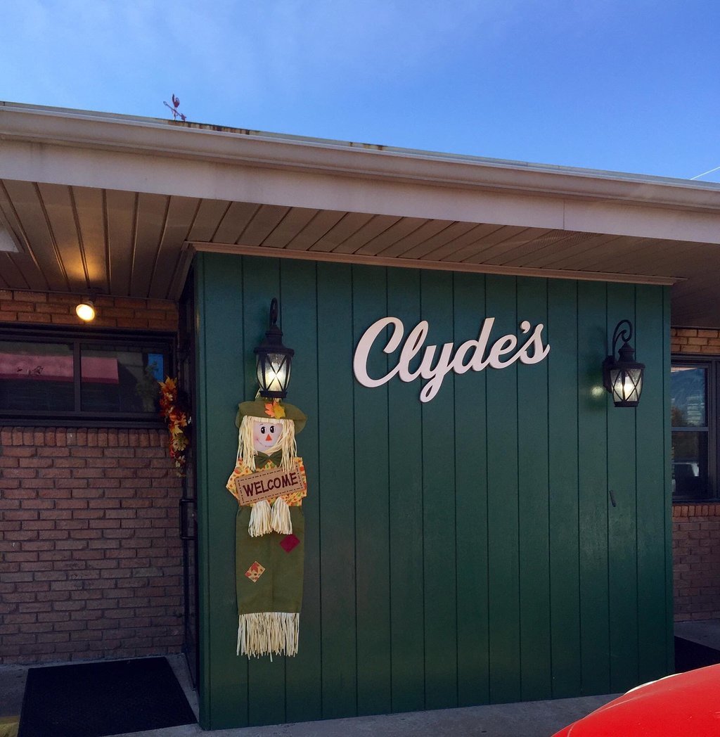 Clyde`s Restaurant
